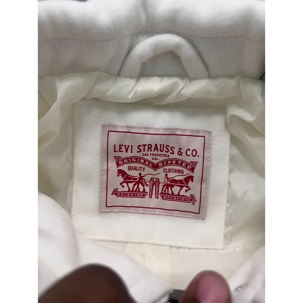 Levis levi cropped